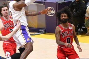  詹姆斯焦点对战，浓眉哥与80激战公牛分钟，持续失利胜负难料！