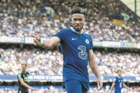 詹姆斯在切尔西比赛中最后时刻胜出，反败为胜引发热议！上演精彩一战的简单介绍