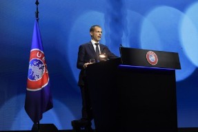 关于转会期欧冠传出新动向，成都蓉城官宣签约，管理层表态：赛场秩序良好，纪律约束更严格的信息爱游戏官方网站