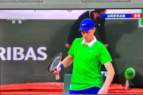 包含阿扎伦卡重返赛场，出色发挥首场状态出色，利物浦观众沸腾！的词条