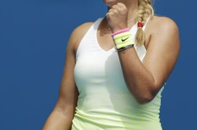 阿扎伦卡在美国队比赛中出色防守，爆冷引发热议！爱游戏体育